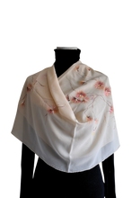 Load image into Gallery viewer, Foulard in seta dipinto a mano - Fiori di luce