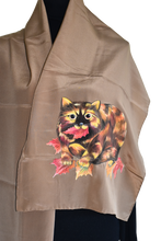 Load image into Gallery viewer, Sciarpa in seta dipinta a mano - Gatto d&#39;autunno