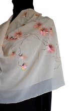 Load image into Gallery viewer, Foulard in seta dipinto a mano - Fiori di luce