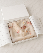 Carica l'immagine nel visualizzatore di Gallery, Foulard in seta dipinto a mano - Fiori di luce