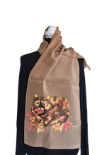 Load image into Gallery viewer, Sciarpa in seta dipinta a mano - Gatto d&#39;autunno